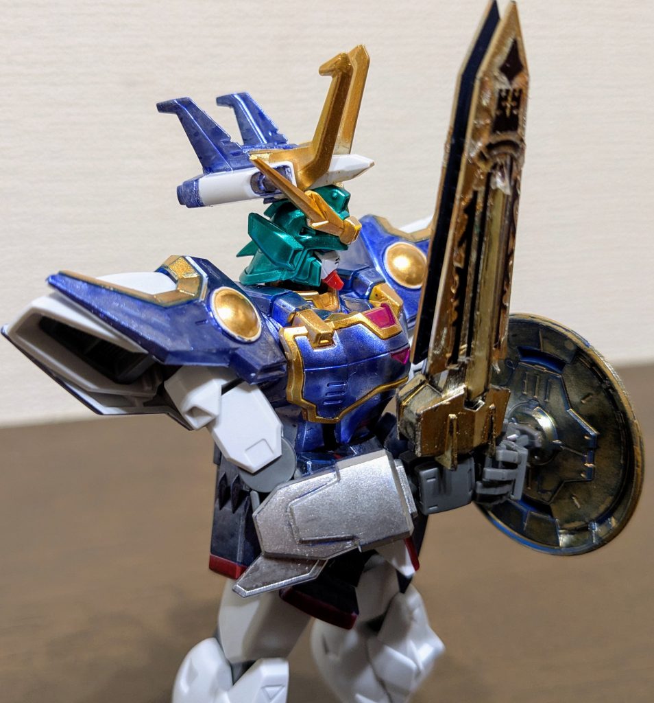 バストアップで1枚。下腕は肌イメージでシャインシルバーです。頭は四季様の髪をイメージしてメタリックグリーン、帽子の装飾をイメージして、アンテナはイエローゴールド、カメラアイはメタリックブルーです。ちなみに、帽子はちょうどトサカにピッタリはまるよう加工してあるので、取り外し可能です。アップで武器を見ると、だいぶそれっぽい模様に仕上がった感じがするので、満足満足です笑