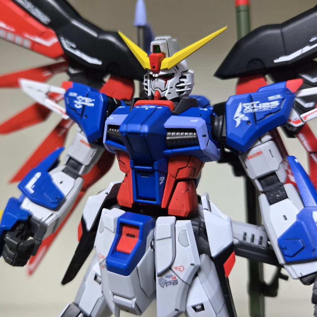 別売の水転写デカールを使用し、最後につや消しのコーティングです。