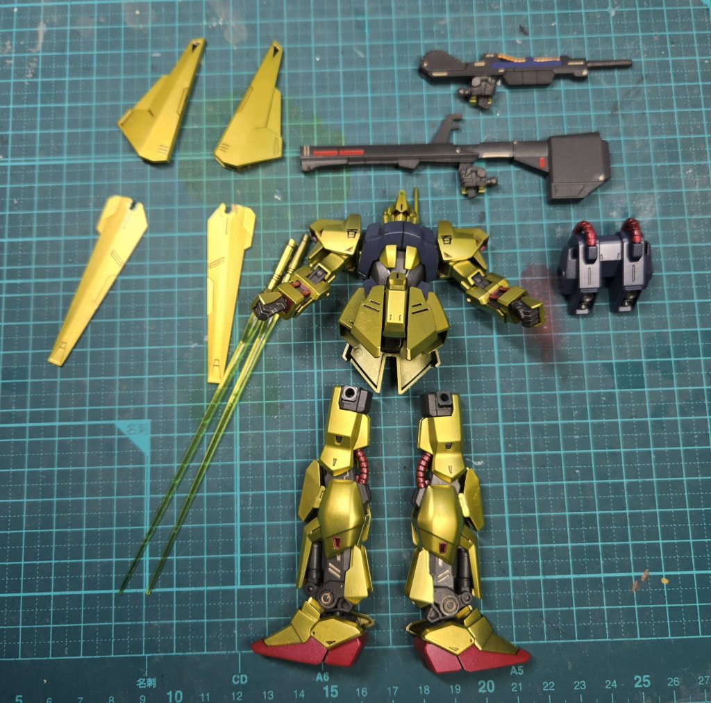 バックパックのウィングを一部後ハメ加工したものの、ユルユル過ぎて失敗。接着剤処理で固定してしまいました。(固定してもポージングなどに干渉しないので良かった)