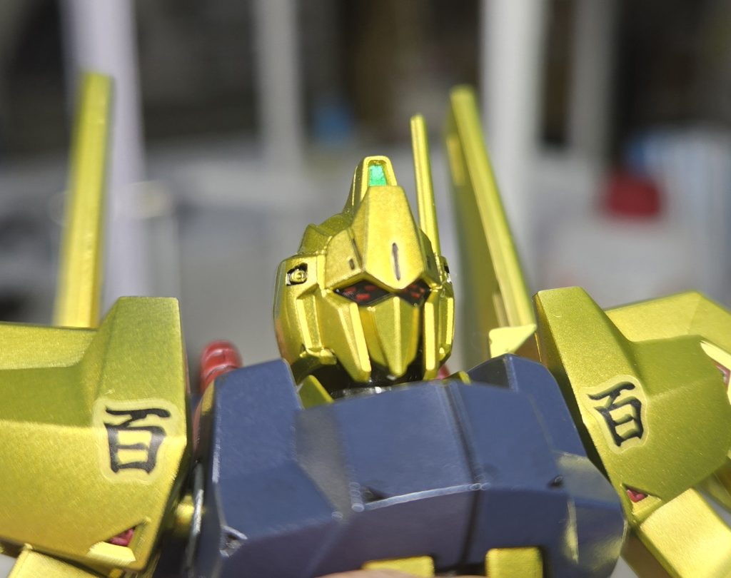 頭部センサー&アイ部は付属のシールでギラッと。肩の