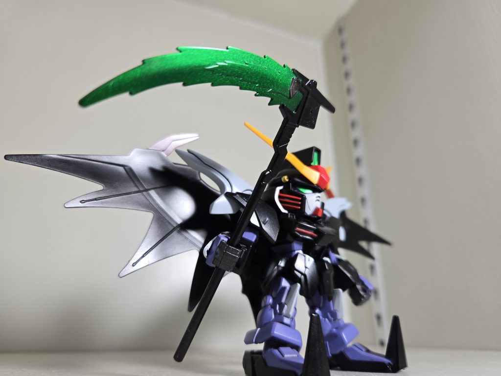 鎌にはギミック？に必要な取付用凸部がありましたが、さすがに見た目がよくないので切除しました。　この方がスッキリでカッコよです。