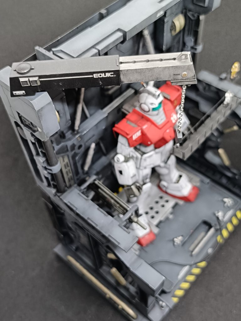 クレーンはジャンクパーツとプラバンで。鎖を付けると何となくそれらしく見えるかも…😅