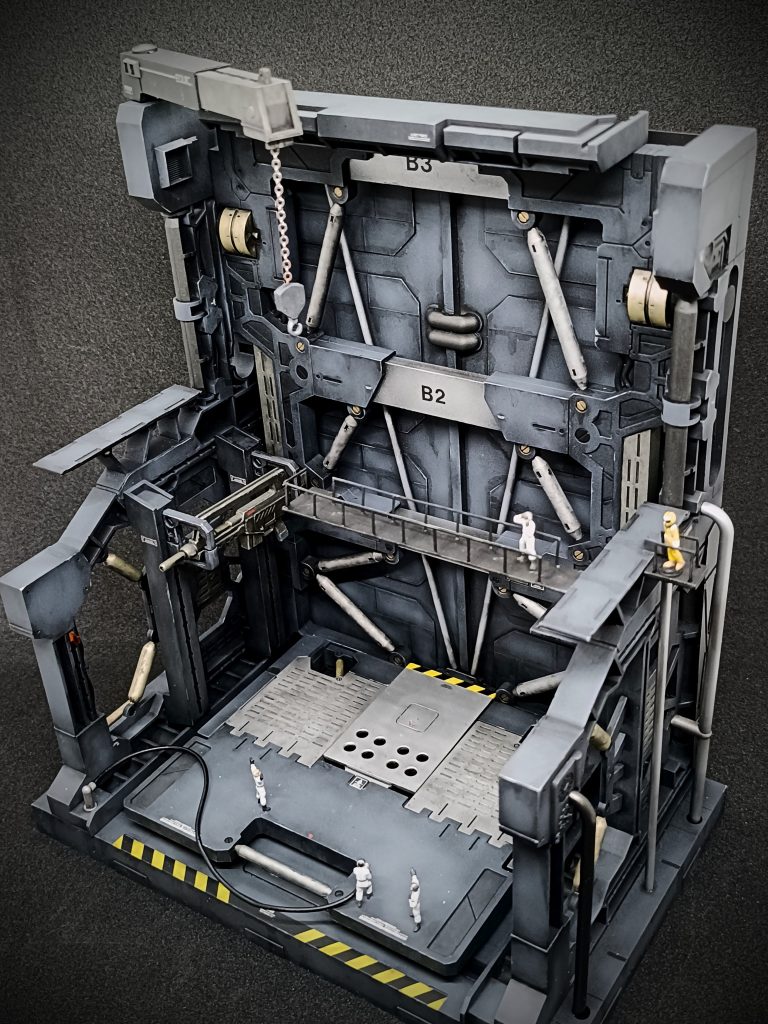 タラップ、クレーン、昇降機等を付けて秘密基地感アップを。