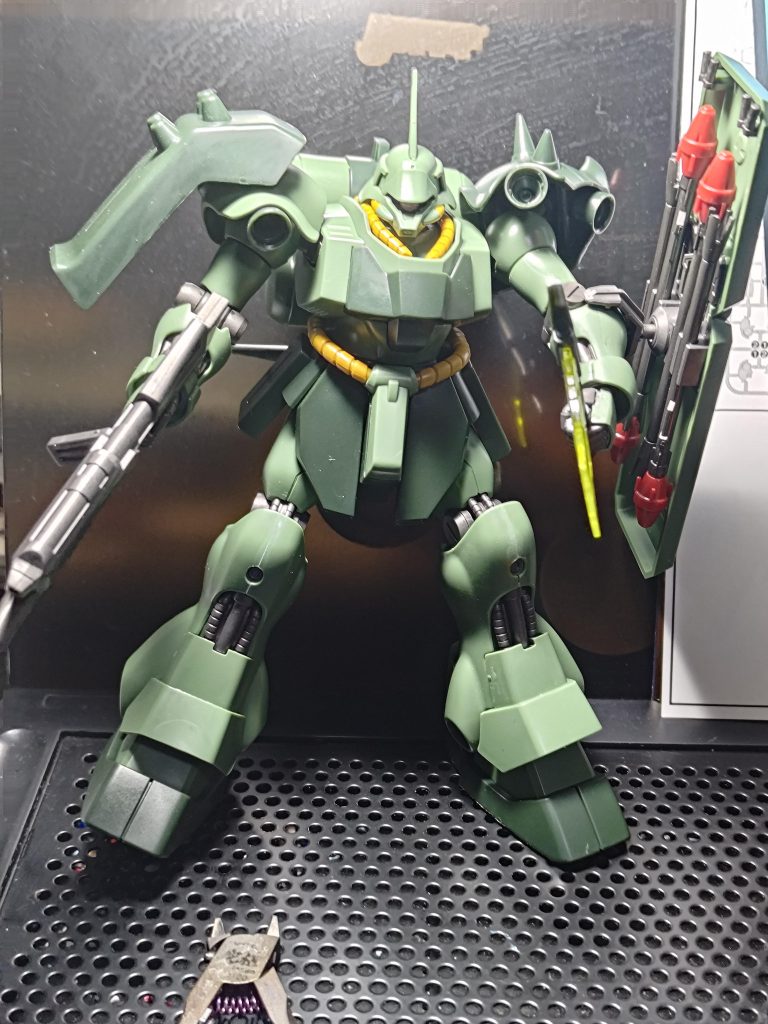 こちらは素組の状態の写真になります。このままでもカッコイイのですが、この際いろいろしてみようと思いショルダーを赤くしてみたりバーニア等も色付けしてみました😀