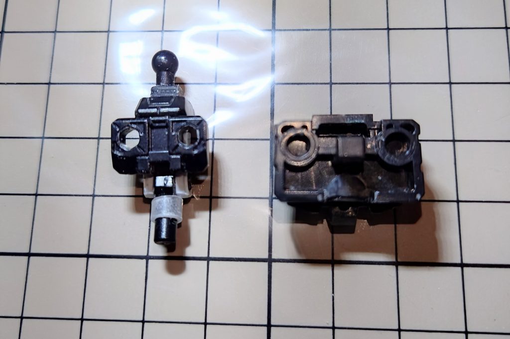 かねてから腰のジョイントが左右に動くのが気に入らなく前後可動に変更してS字立ち出来るように改造してみました。もちろん首も顎が引けるように2ミリ程延長してあります。これだけでも印象がかなり違って見えます。 