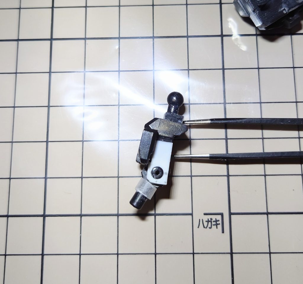 元の軸を利用し左右のバランスを取る為に削り１ミリプラ版と2ミリプラ版で軸受けを製作し、S字立ち出来るようにプラパイプでスペーサーを作り上下のクリアランスをもうけました。