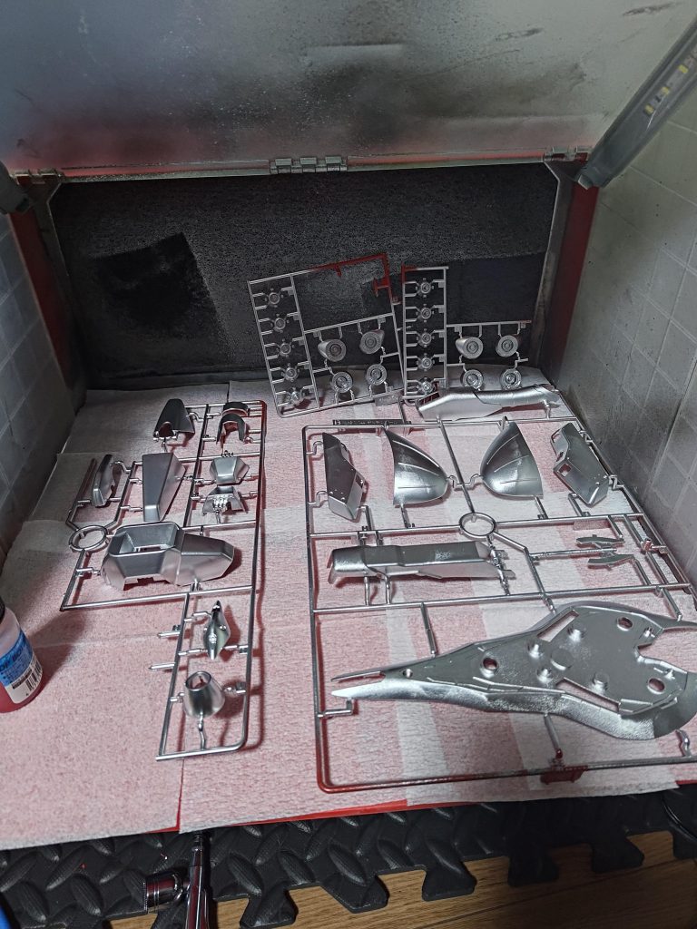 私は後ハメ加工が上手に思いつかないので、ランナーのまま色を付けてます。基本素組で満足してしまうので全塗装をされておられる方を尊敬します🙇皆さんの作品本当に素晴らしいですもん😆いつもアイディアは皆様のを参考…パク…オマージュさせて頂いております😊