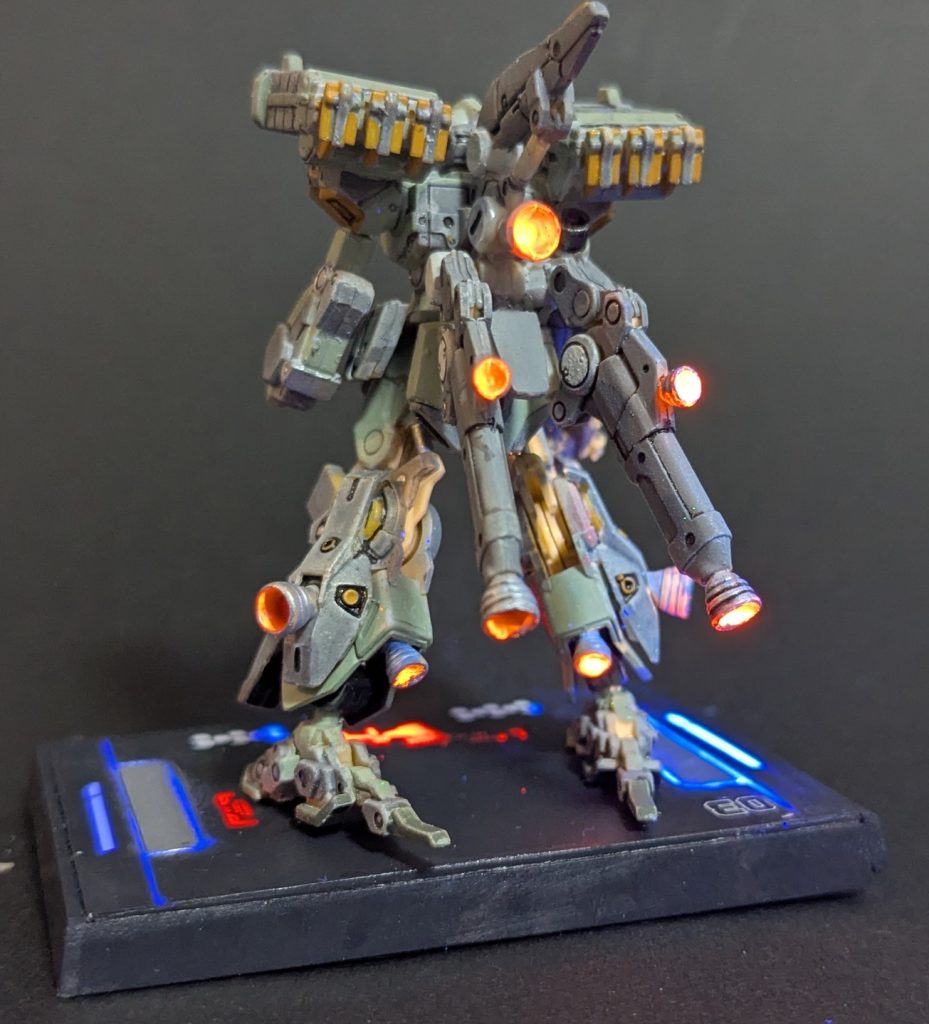 バックショット。ガンダムアーティファクトは後ろ姿がカッコいい。むしろ後ろ姿のほうがカッコいいまでありますね。 バーニアは原作準拠では青く光らせた方が良いのですが、無発光時はオレンジのほうが映えるため、今回は蛍光レッドで仕上げました