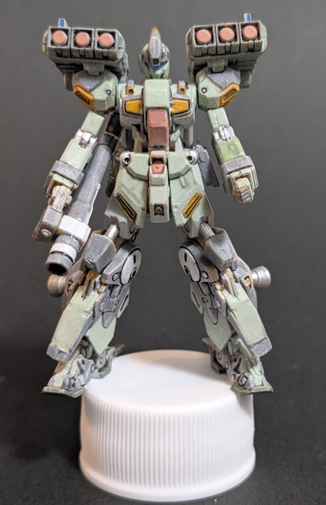 ペットボトルのフタに立たせて。次回作はデカールもやろうかな