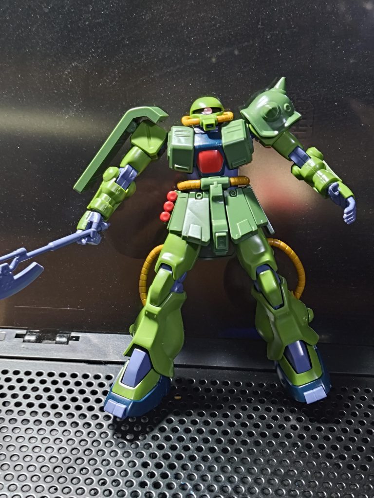 ザクも同じく簡素だなーと思いつつ、旧キット作ってる方や同じガンプラでも、よく皆さんはカッコよく仕上げているなぁと改めて感じました😆