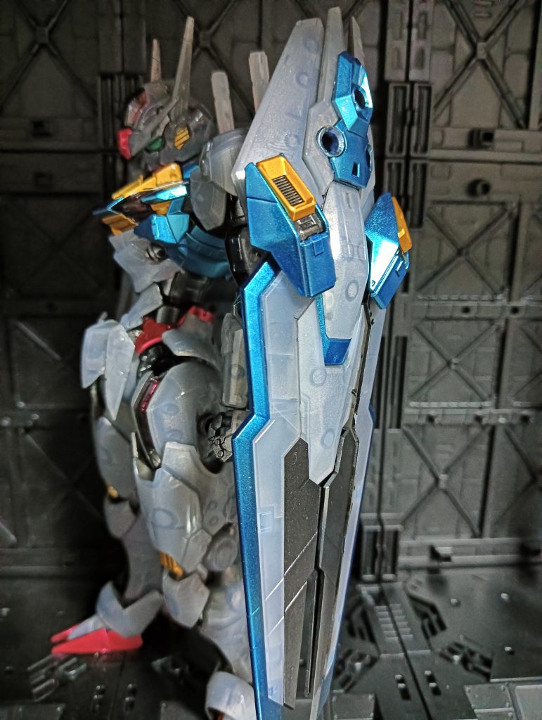 クリア部分に裏側からスターブライトシルバー、黒サフで塗装、その他の部分はメタリックで塗装。