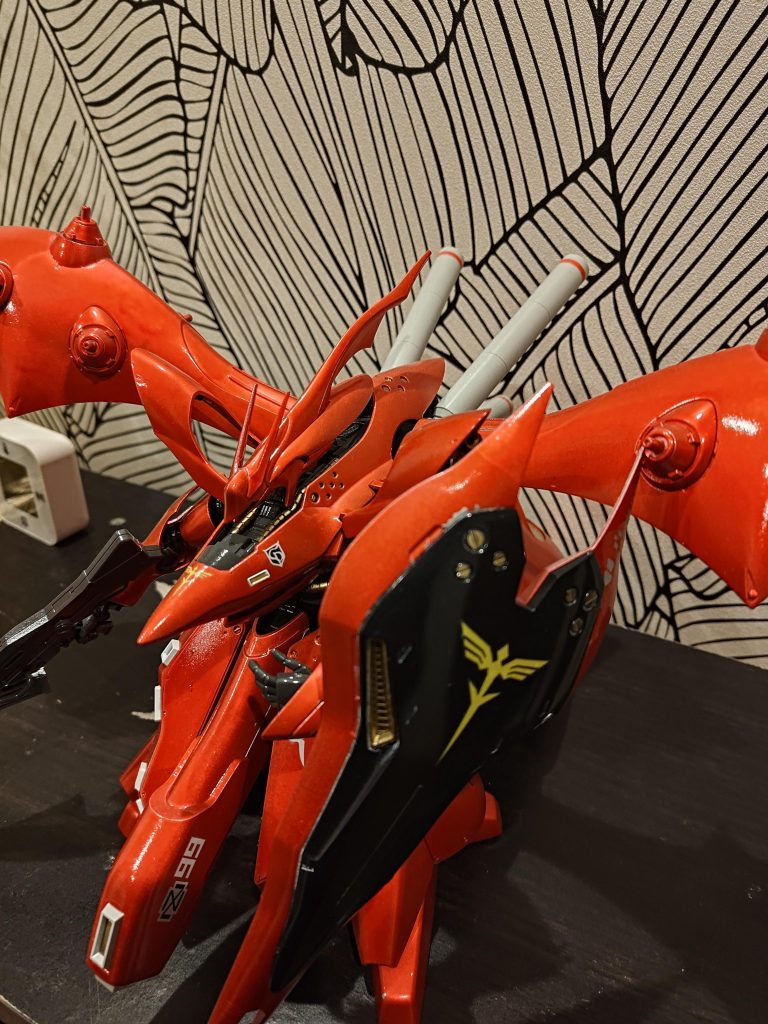 置き場所なくて玄関に置いてますが、左腕を腕落として塗装剥げてます🙈玄関に置いたら縁起良さげで良きです✨