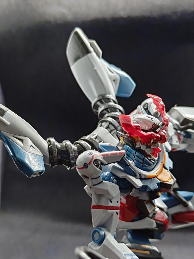 映画の方はパンフレットも豪華版買ってしまいました。テレビ版も楽しみにしてる所です✨ガンプラではなく映画のオススメになってますが、ホントにオススメします!キットは組みやすいのですが、パーツが小さいので、無くさないよう注意ですね。他の方が、某アニメの◯ヴァっぽく作製していたのも素晴らしい出来で、私も色分けが出来ればいつか挑戦してみたいと思います😊