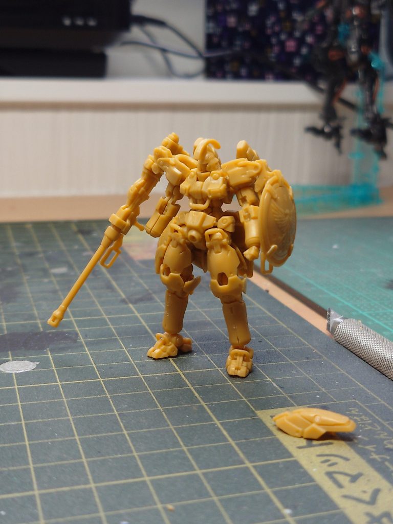 素組み左腰のブースターのダボを間違って切ってしまいました。瞬着で固定してます。この時点で右手がなくなりました。