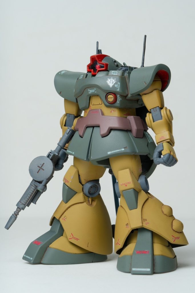 基本工作はHGドムに旧キットのパーツを切り出してそれを寸法詰めしてポリパテで成形の繰り返しでした。そもそものプロポーションが別物なので苦労は覚悟してましたが予想以上の難工事でした。前面はまだ良いのですがドワッジの特徴点はほぼ後部に集約してるので背面の作成がほとんどでした。 