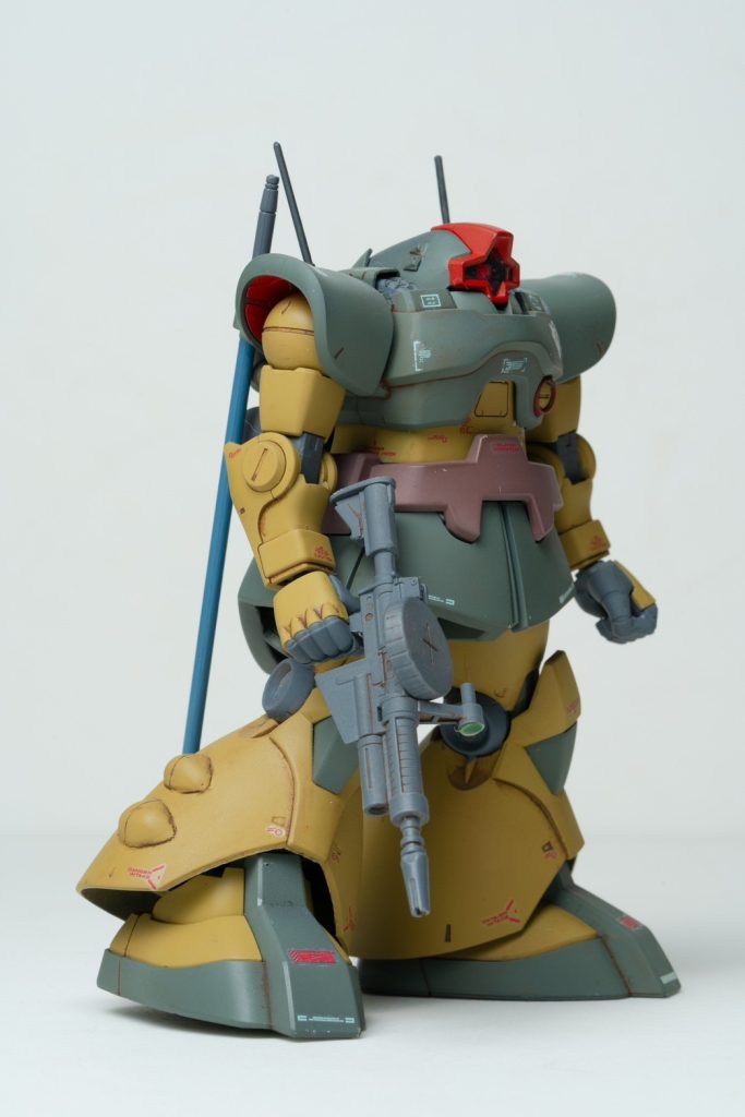 武装もザクマシンガンが設定通りの物が手元になかったのでやたら余ってるF2型のモデルを持たせてあります。