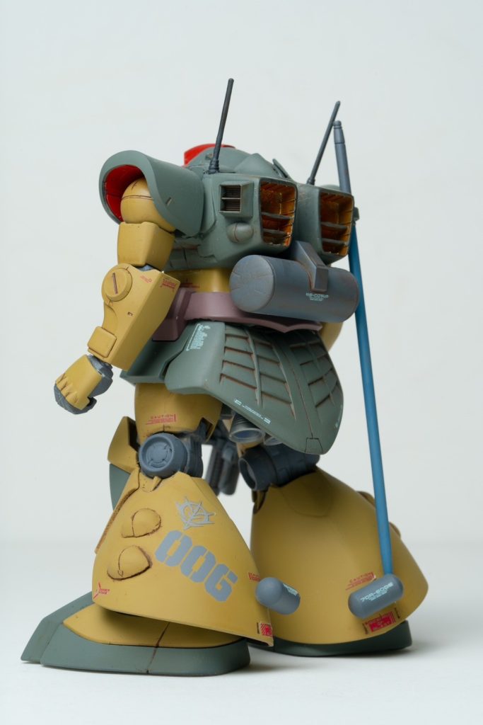 その問題の背面です。ボディと一体化したスラスターユニットと後部に伸びた頭部が主な相違点ですがHGと旧キットではデザインベースがそもそも違うので自己解釈での処理をしたところが多岐にわたりますので正直完成度には疑問が残るところです。リヤスカートに関してはもう少し長く大きくするべきだったと思っています。各種プロペラントタンクは旧キットのをポン付けしてあります。正直手を抜いてしまいましたw