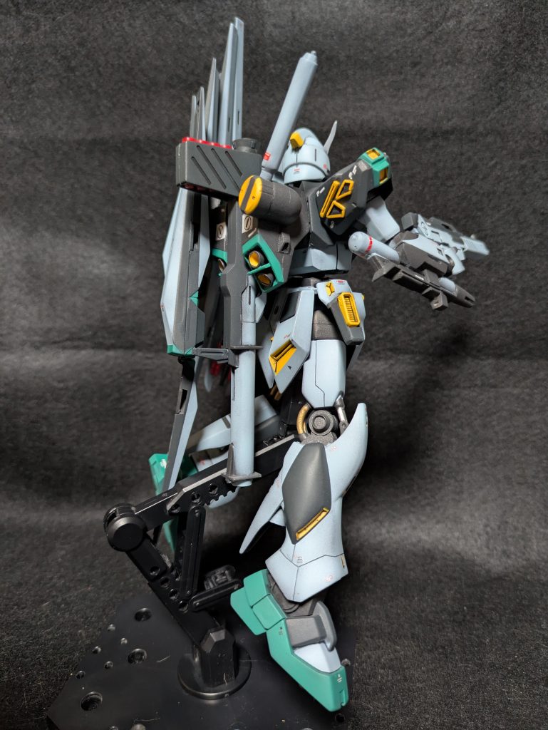 右腕の装着型ビームスプレーガンも再現してみました。サーベルも大型化しています。