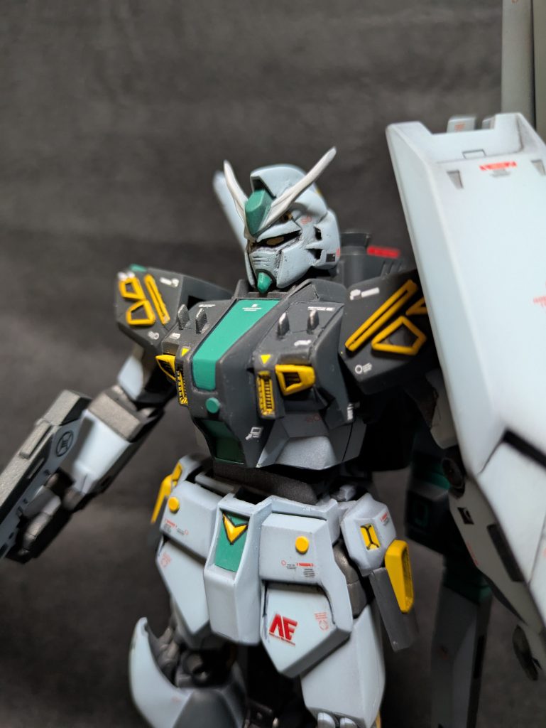 量産型ということでかなり形状が違うのですが、ニューガンダム要素が残っててすごくカッコいいデザインですよね