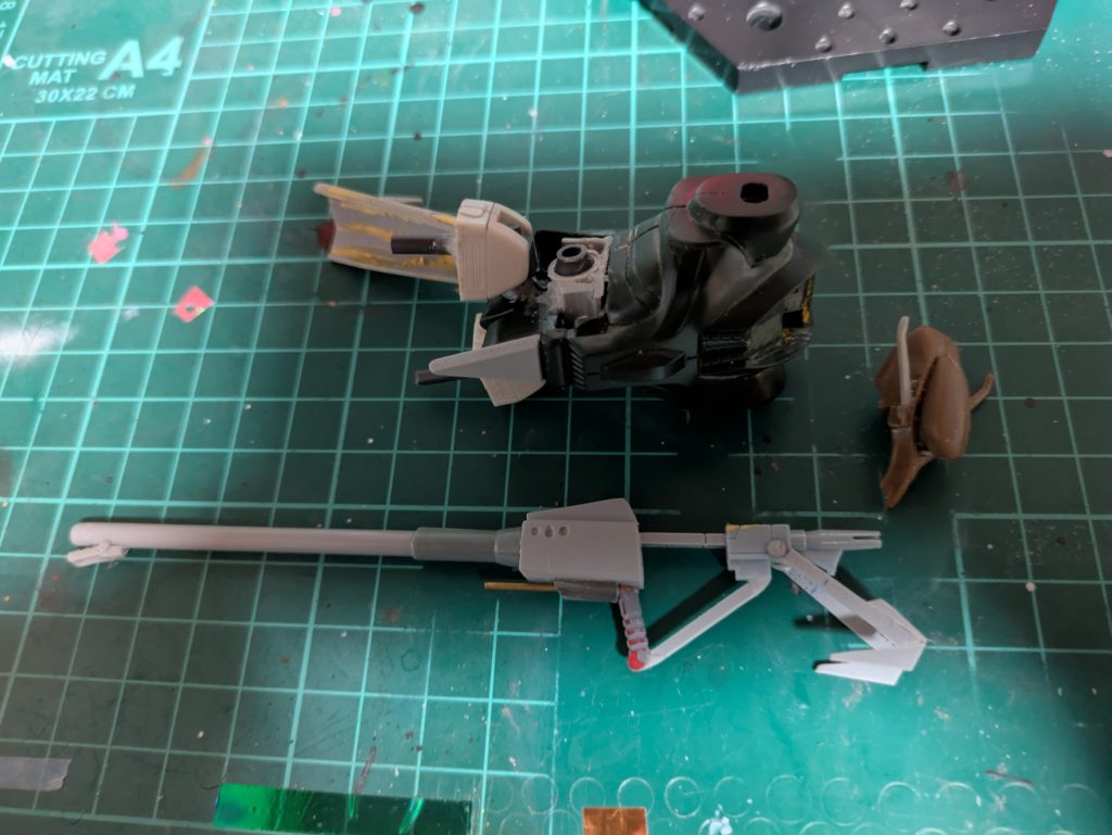 欠損部分の修復と無理矢理フェダーインライフルです。腰部アーマー等も分離して可動化しています。