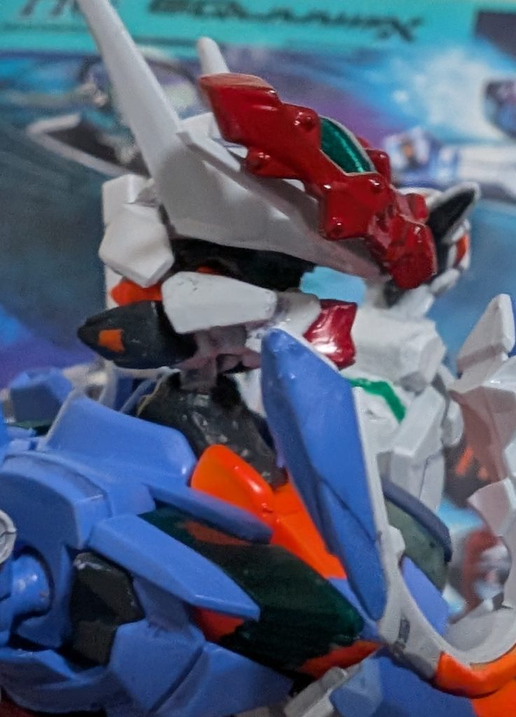 頭部は一見エアリアルですが、実際はジークアクスの頭部にエアリアルの装甲を被せている状態です。