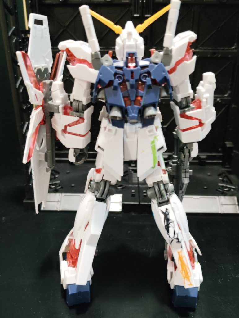 ガンダムマーカーとマッキーであちこち塗ってました