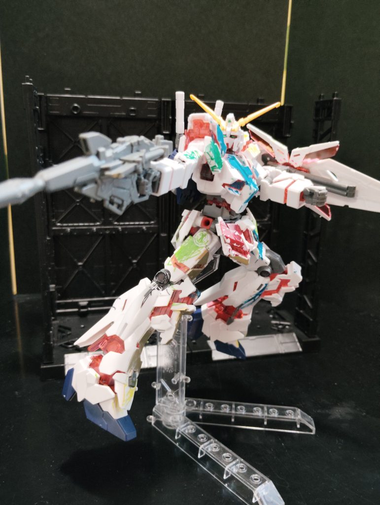 いっぱい遊んでたのでよく見たらあちこち取れてる(zaku-kao4)