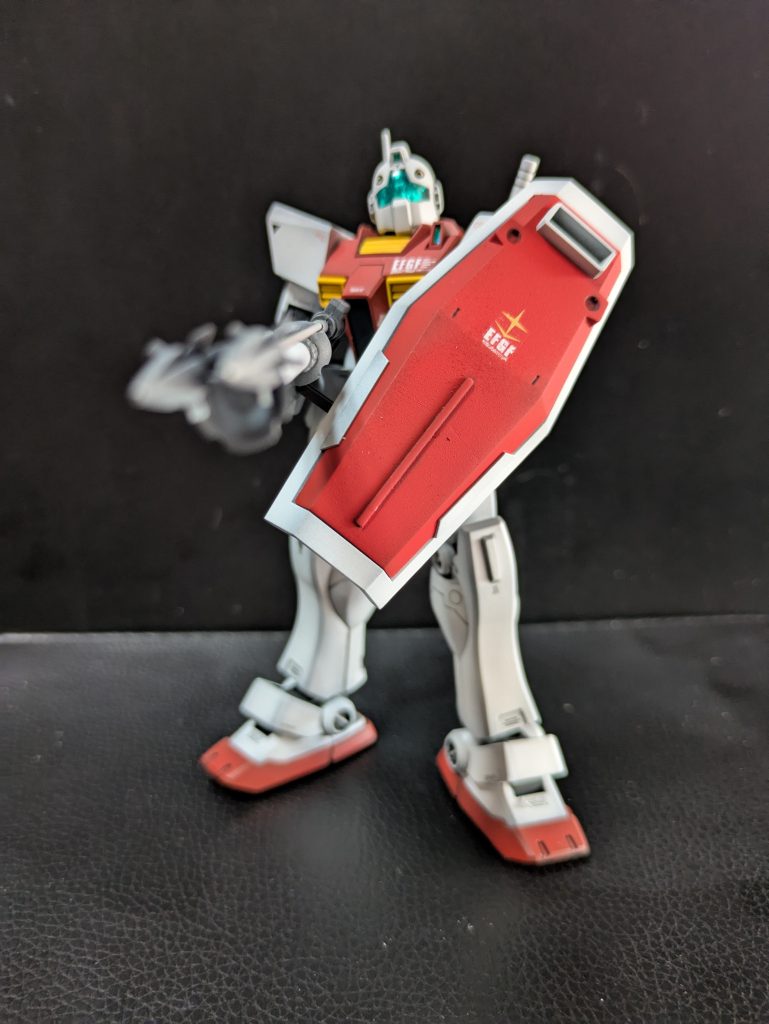 一瞬でやられてしまう悲しい機体ですね。劇中でも10年以上配備されていた機体なのでロートル感は否めないです。