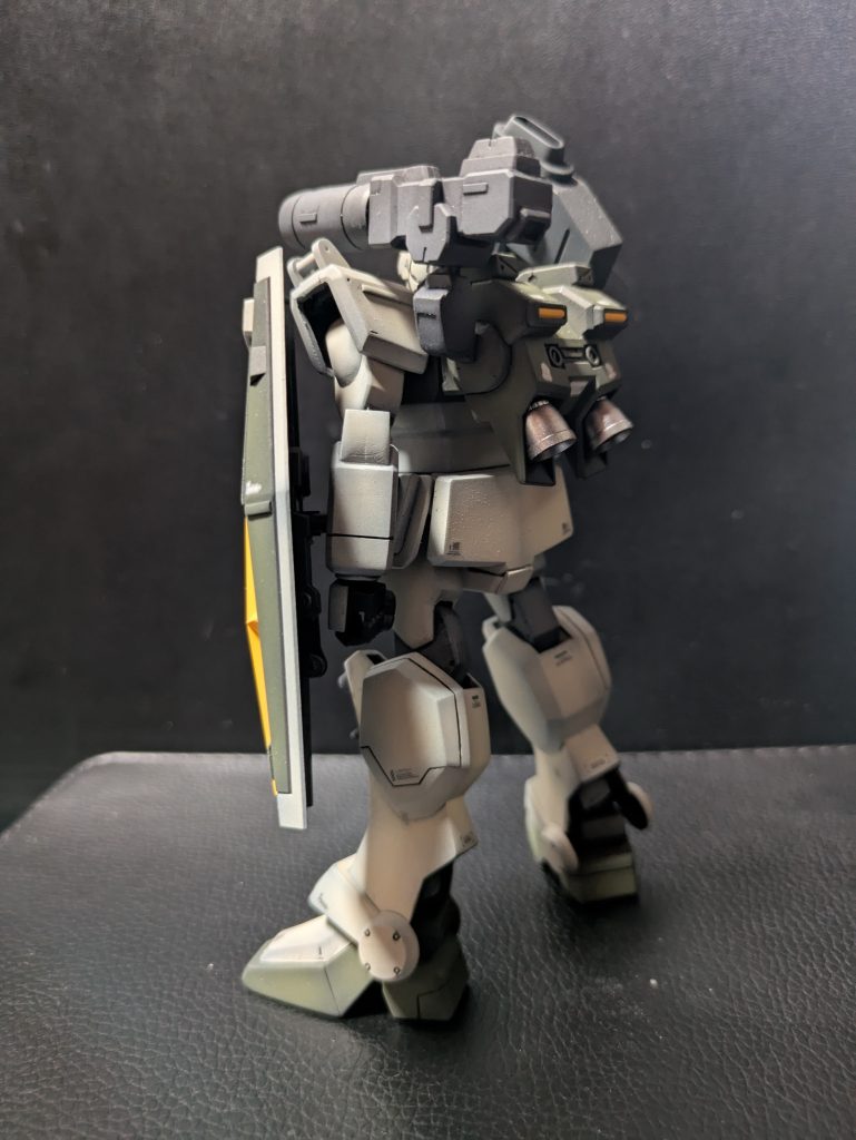 肩にはシステムウェポンのキャノンを付けて中距離支援的なポジションの装備です。全体的にユニコーンに出てもおかしくないカラーリングにしてみました。セミストライカーと似たサンドイエローよりのホワイトとカーキでまとめてみました。