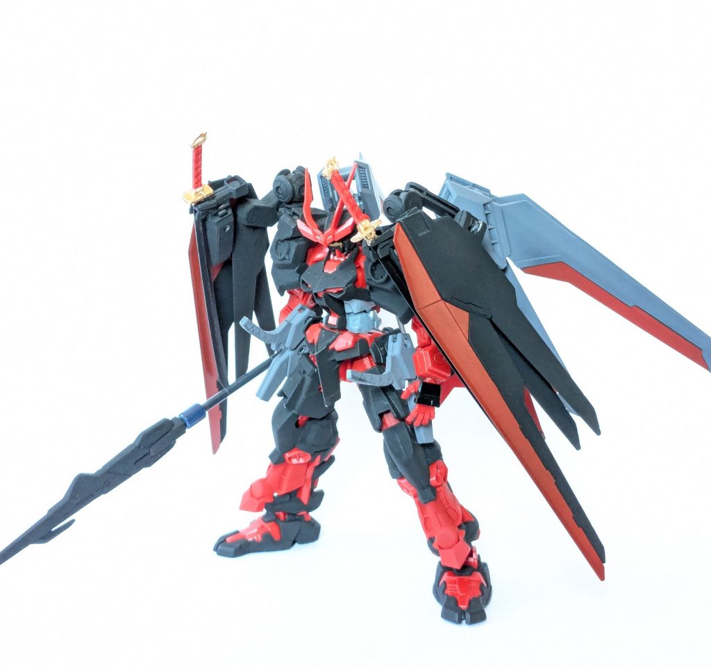 前から。羽根があったりしてなかなかのボリュームです。