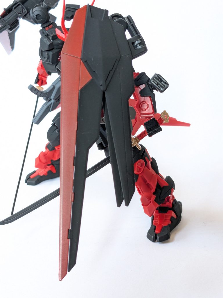 肩の羽根はフリーダムのものを。バックパックの羽根はライジングフリーダムガンダムのものを使用。元々肩にあった刀のホルダーをくっつけました。