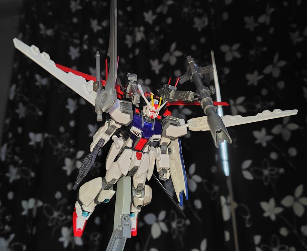 試作ストライカーに加えて両肩コンテナとは別の3mm穴が有ってウイングにグランドスラムにバズーカ懸架して飛翔。かなりの重武装でよりボリューミーになって制空権を握る様は圧巻！