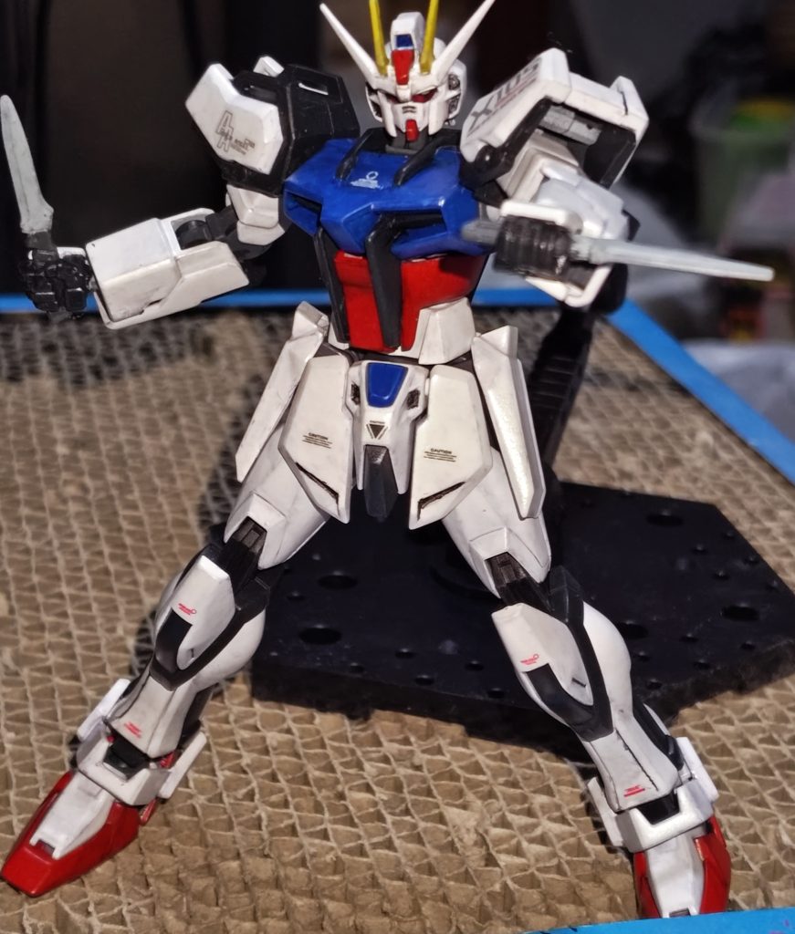 ストライクガンダムで、よく見るポーズです。