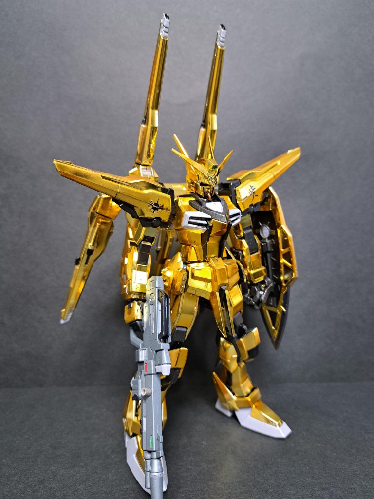 プロポーションは良いですねぇ。アカツキガンダムってなんか天使のイメージ?が有ったので赤のカラーをシルバーとグレーで調色したカラーに変更しましたが苦労した割りには画像だとサフ塗りっぱみたいになっちゃってます。実際はもう少し落ち着いたシルバーっぽいのですがもう少し大胆に調色した方が良かったですね