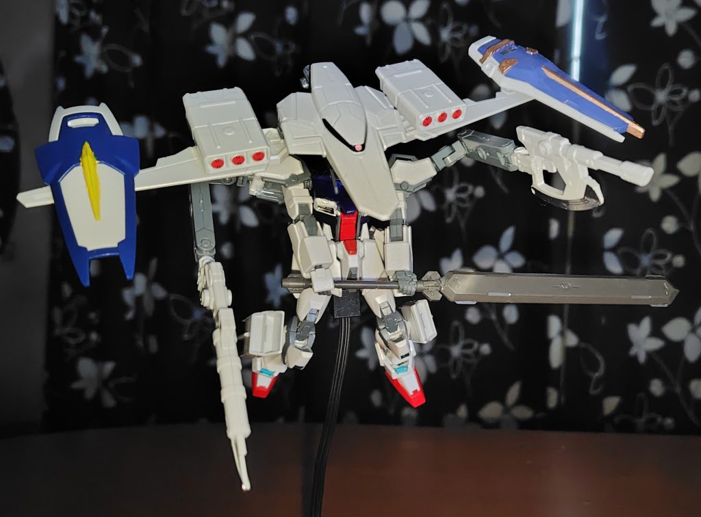 ガンプラバトルアームズ換装。両肩3mm穴にアーム装備して武器を保持してる他、両脛にアームズのバーニア換装。頭部を覆う機首のウイングにはミサイルコンテナも増設してる。