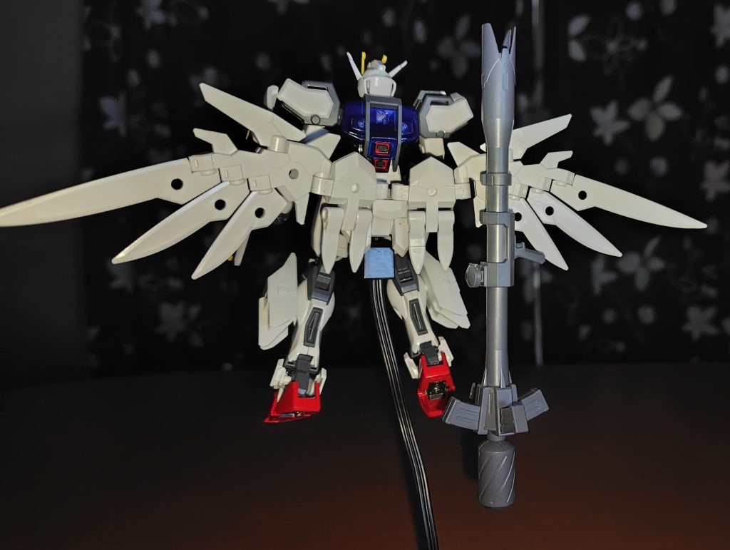 胴体背面のストライカーパック接続アダプタとは別に腰部背面に3mm穴一つ空けて増設可能。