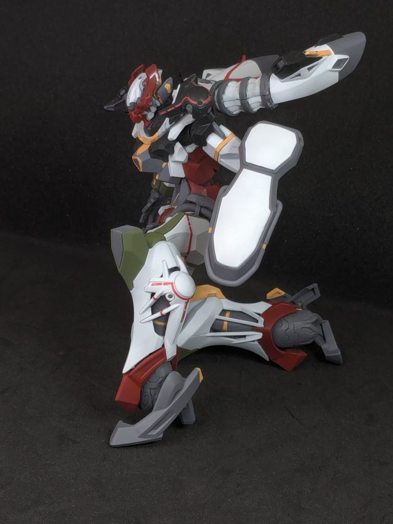 1stガンダムの小ネタが多い作品だったので、その作風に従ってカラーリングを変更しました。あと、トリコロールカラーは的みたいな色だと誰かさんが言っていたのもあります。