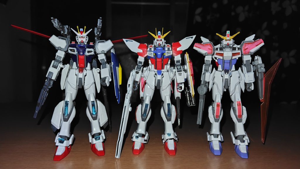 左端に当機のSpec2。中央にスタービルドストライク。右端にエクシードギャラクシーと前回投稿したストライクよりやや増量した様なボリューム有るスタイルしてる。