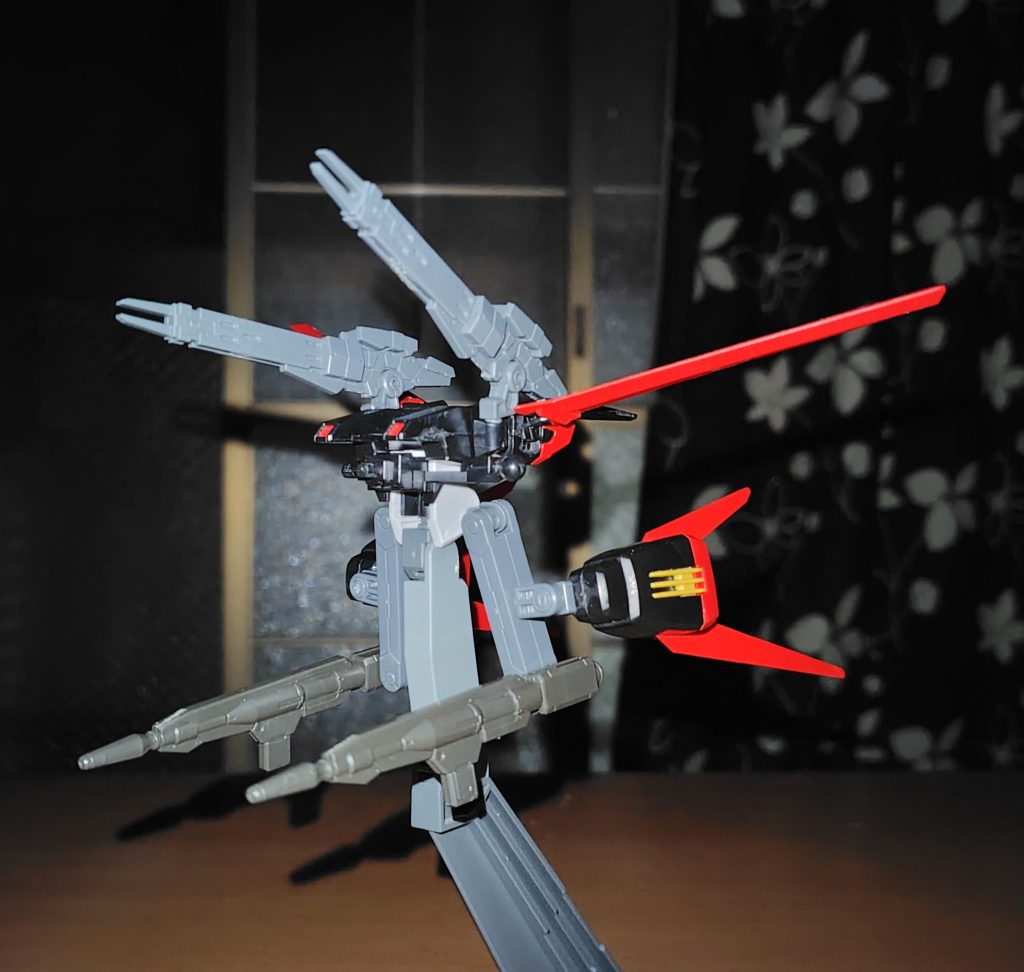 試作ストライカーパックは上方にレールガン、下砲はビームキャノンと射撃兵装充実のままエール特有のマルチ稼働バーニアは高い機動性を発揮する！