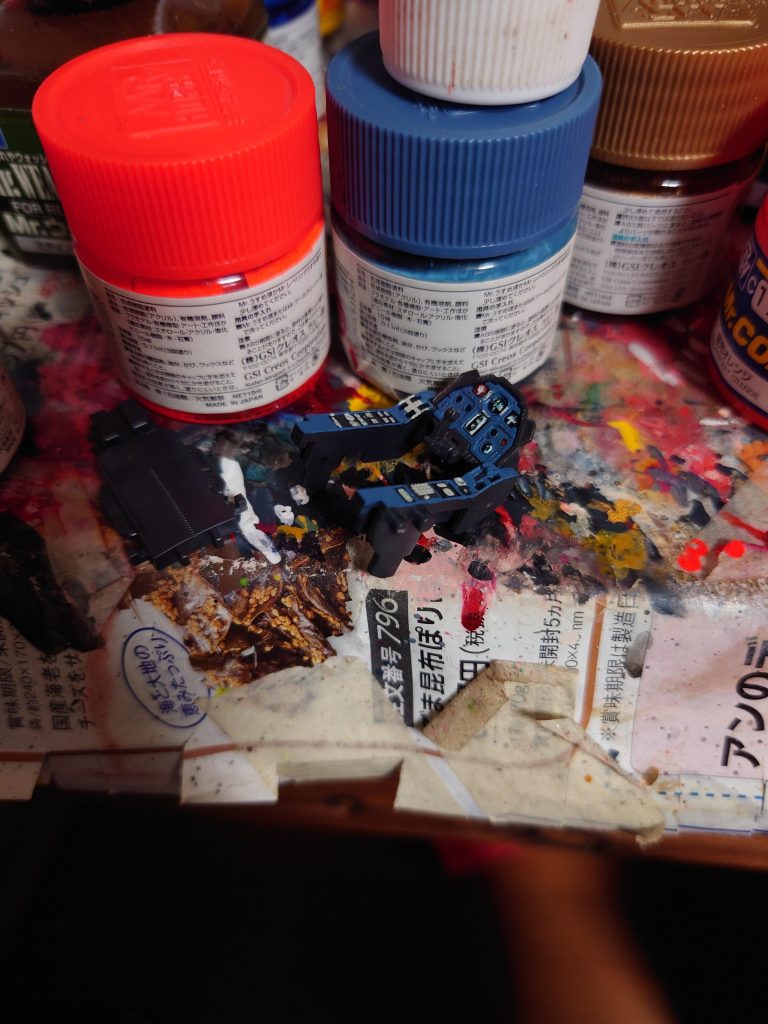 普段利用して平筆になってしまった安い筆で塗装したので…うまく塗装できてないです…今度高い筆買います…