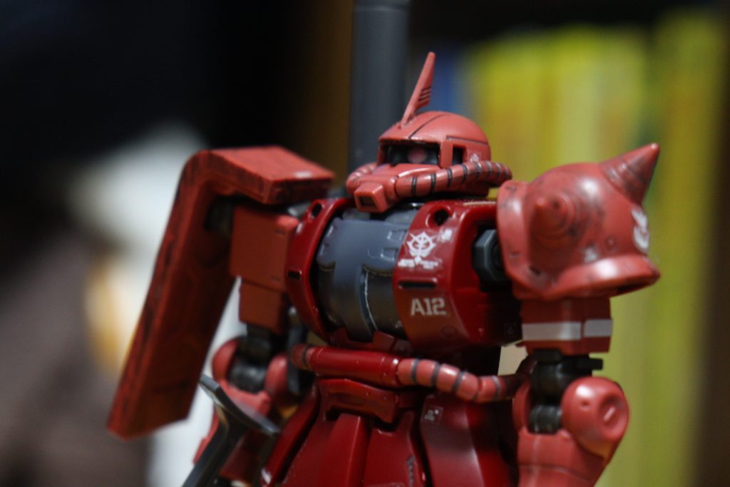 すっごく分かりづらいですが、モノアイのところ、プラ板を一枚継ぎ足して目つきを悪く出来ないかやってみました。全く雰囲気変わりませんでしたね。目つき悪い方が好きなんだけどなぁ…思い通りに出来るようにこれから先、練習しないとですね。では今回はこの辺りでお開き。