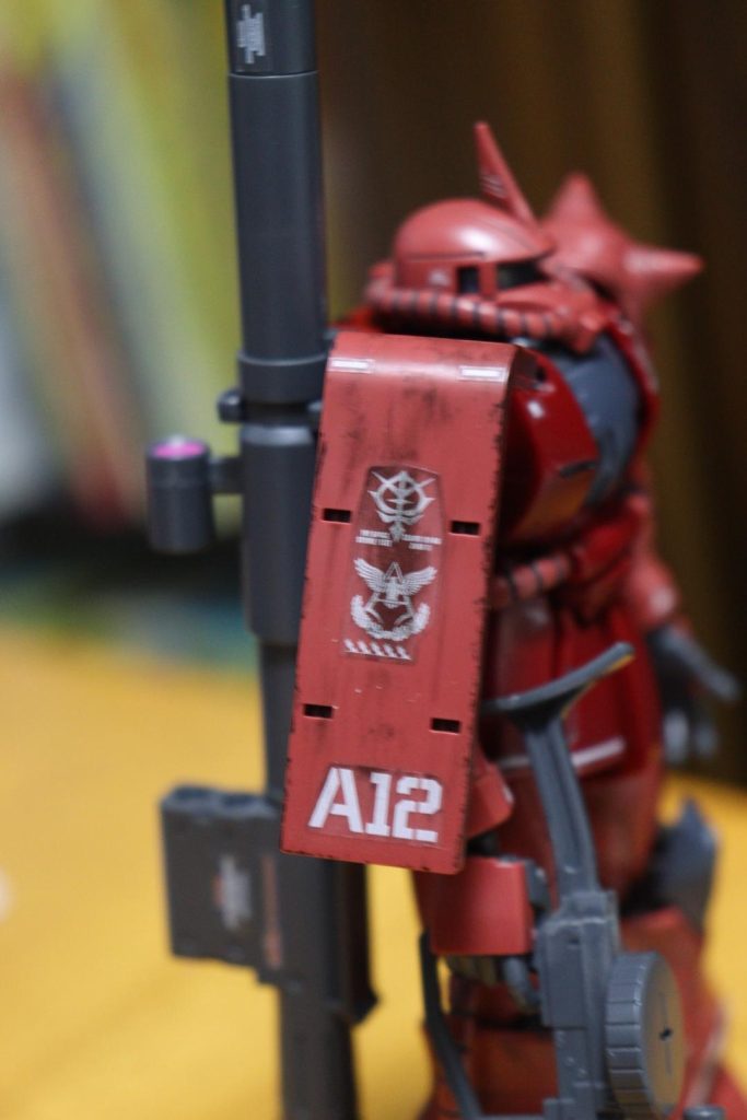 肩シールドは説明書通りのステッカー。汚し形ちょっと失敗しちゃいましたかね…思いっきりシールって分かっちまう。まあいいか。