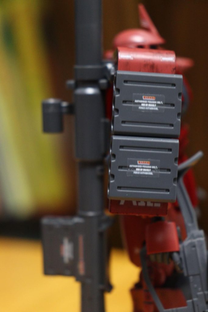 バズーカの弾倉には先述の100均ステッカーをペタリ。ボヤけてますけど、バズーカに付けてるヤツも同様です。