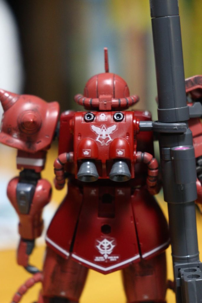 背面から。説明書通りに貼ると、一部シールが余るのが何かとイヤだったので透明な部分を切ってサイズを調整してランドセルの平面な部分に貼ってみたり。