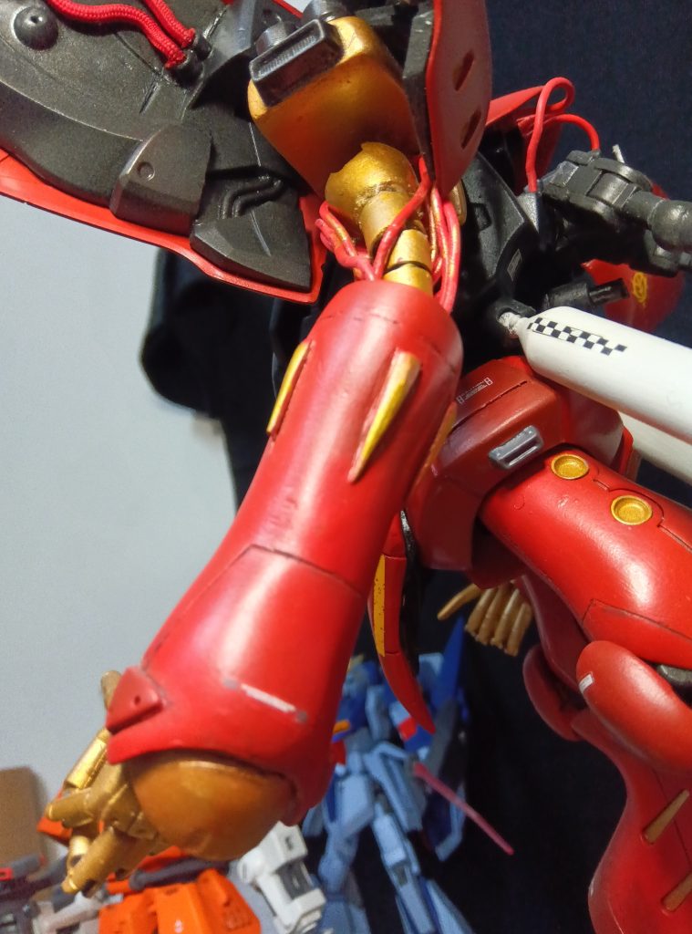 特徴その2、腕部、特に二の腕部分に重きを置いて作成しました。強度の問題があり、針金にハンダを巻き付け、その周りをプラパイプをカットしたものでカバーする事で、フレキシブルな動きもさる事ながら、肘から下のプラ版とエポパテで成型した重さにも耐えられる強度もつきました。