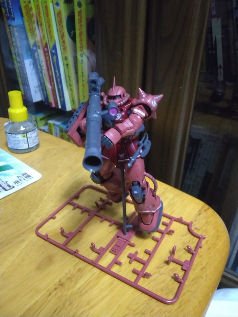 追記:なんかフツーに立たせるのでは面白くないし、台座を買うお金も勿体ないのでランナーから台座を作ってみました。