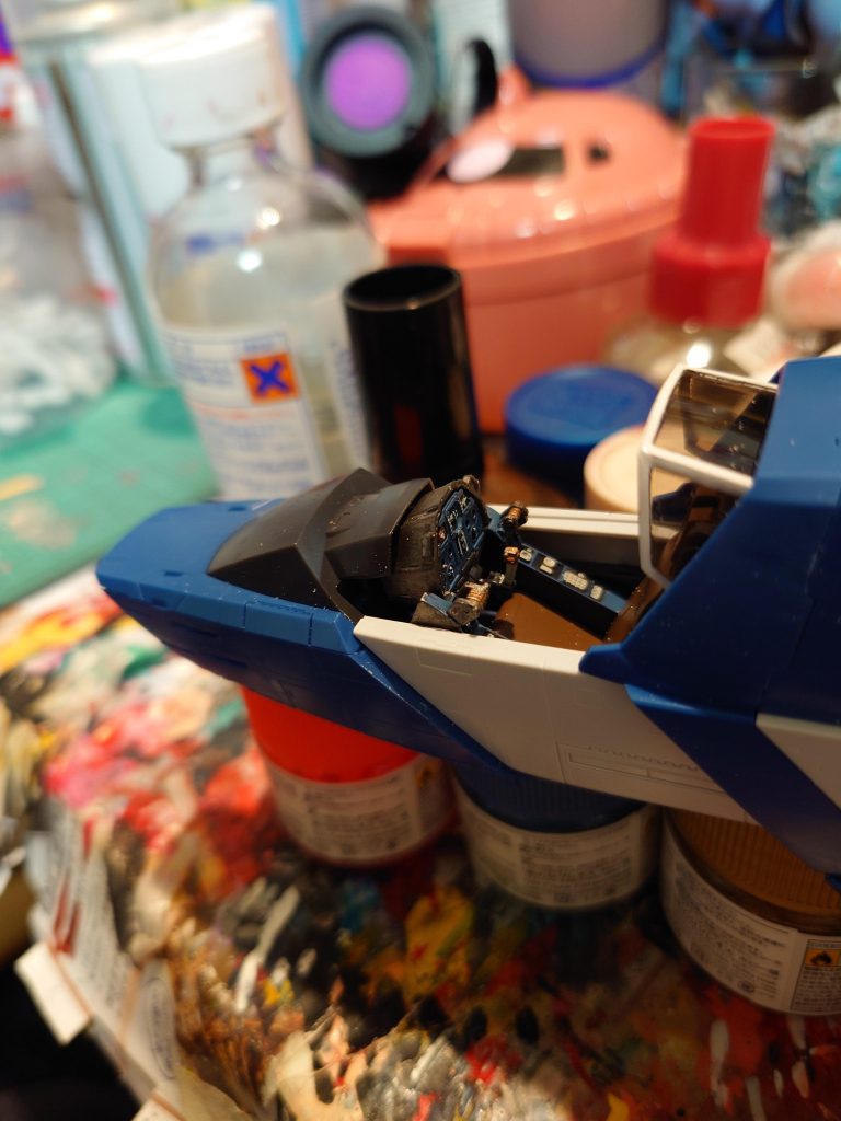 コックピットは全塗装です!付属のデカールにコックピットのデカールがあったのですが…立体感が無くなるので塗装しました!