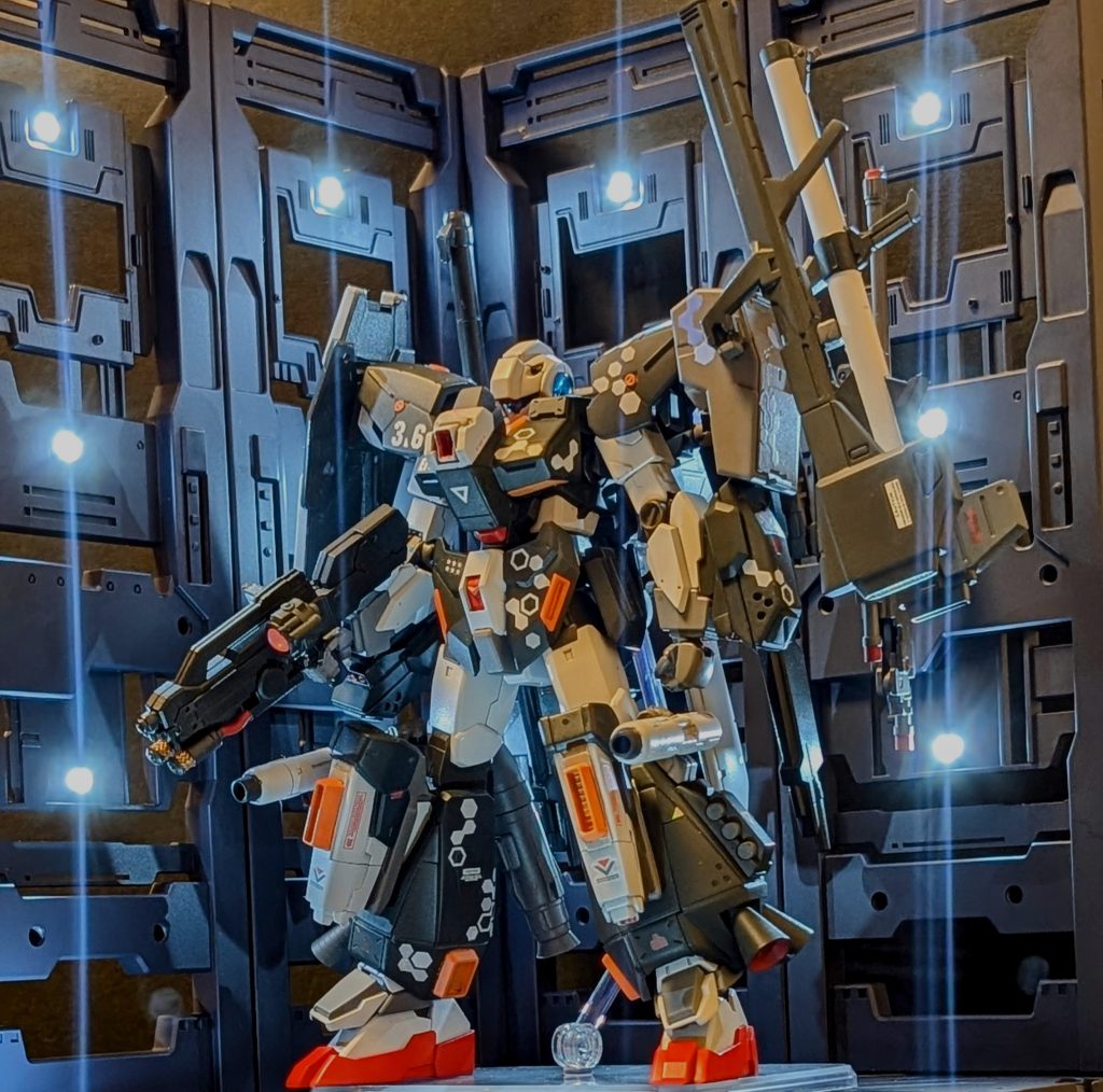 第3.6MS特務小隊通称「ミルク小隊」と呼ばれる特務小隊。正規のMS小隊が行わない特殊な任務(汚れ仕事)を一手に引き受ける。正規の小隊ではないため軍からの物資の補給は無い。そのためMS等の兵器及び部品の調達は小隊自身で行わなければならないが、指揮官のマルコム中佐が何人かの連邦軍高官の弱みを握ってるため調達資金には困らない模様。小隊に配属される人間は軍規違反などを行った連邦軍の跳ねっ返りとされる人物が多い。小隊ナンバーに小数点が付いているのは特務隊の特徴であり、連邦軍高官達からの「半端者」という嫌味な意味も込められているらしい。小隊員はマルコム中佐がスカウトする形で連れてくる。ミルク・M(ミッシェル)・努卍勇(どまんじゅう)本編の主人公。日本人男性。階級は少尉。一人称はわっし。第3.6MS特務小隊通称「ミルク小隊」の隊長を務める。異常なまでの火力至上主義者であり自身が搭乗するMSには過積載の武装を施すため搭乗機の破損に関わらず機体の寿命が短い。かなりの悪運の持ち主であり、今までの戦闘で生き残ってこられたのはこの悪運に寄るところが大きい。小隊員のカイン曰くパイロットとしての腕前は中の下。重火器の火力で圧倒するという戦闘スタイルからビームサーベルなどの近接格闘兵器は一切使用しないか、装備しないという縛りを自身に課しており頑なにそれを貫いている。ネオ・ジオン残党からは「連邦の歩く武器庫」という異名で恐れられている。重度の厨二病であり自身を「デッドエンド族」と称している。過去にネオ・ジオン軍のコロニー落としで家族を失っており、自暴自棄になっていたところをマルコム中佐に拾われる。以後彼のことを父親のように慕っている。ペロミルク小隊の良心的存在のマスコット。「ハロ」をモデルチェンジしたペットロボットをミルクが自身の小隊仕様に改造した。舌をペロっと出したペイントが施されているため「ペロ」と命名される。ミルクの機体「ジーライン・サラトガアーマー」とリンクすることで、火器管制や地形のマッピング、広域レーダーなどのサポートもこなす万能ロボット。マイト・ゲイナー階級は伍長。イギリス人男性。ミルク小隊の狙撃手。鋭い勘の持ち主で悪い勘ほど当たるため、ミルク小隊の危機を何度も救っている。ニュータイプなのではとの噂もある。射撃の腕は小隊内でも随一であり、搭乗機もスナイパー系の機体を好む。優しい性格だが根暗で常に顔にクマがある。しかし整った顔立ちの美青年であるため艦内の女性からはファンクラブができるほどの人気がある。過去に連邦軍のとある施設に研究対象として所属していたらしいが真偽は定かではない。カイン・レオンハート階級は曹長。アメリカ人男性。口八丁手八丁でフレンドリーな性格のミルク小隊のムードメーカー的な存在。MSの操縦に関しても一流であり小隊内では一番腕が立つ。距離を問わない戦い方ができるが、ガンキャノンやジムキャノン系の支援機を好む傾向にある。元ティターンズのドゴス・ギア艦隊に所属していたエリートであるが、ティターンズの悪行に嫌気がさし除隊した過去を持つ。キクリ・ムラクモ階級は軍曹。日本人女性。ミルク小隊の紅一点で見た目は清楚系の穏やかそうな美人だが、キレると一番怖い。連邦軍の隠密機動特殊部隊「暗部」に所属していた過去を持つ。自身の戦闘力もかなり高く、暗部に所属していたときは敵勢力の要人の暗殺なども行っていた。搭乗するMSは近接格闘戦に特化した機体を好む。射撃が大の苦手。武家の出身でかなりのお嬢様という噂もある。マルコム・ボーグマン階級は中佐。連邦軍第61艦隊の艦長。身長2メートルを超える大男でスキンヘッドの額に大きな古傷がある厳つい見た目だが、情深く面倒見が良い性格。ミルク小隊の指揮官でもあり、小隊員からは「ボス」の愛称で呼ばれる。ミルク小隊は実質彼の私兵であり、特務隊としての任務は彼の命令で行われている。月最大の兵器闇市「いえろーさぶ〇りん」月の都市フォン・ブラウンの外れにある兵器闇市。MSのビス1本から戦艦一隻まで揃うとされており、様々な兵器が取り引きされている。金の匂いに釣られた武器商人やジャンク屋の溜まり場になっている無法地帯。出っ歯の武器商人月最大の闇市「い〇ろーさぶまりん」で幅を利かせている武器商人。ミルクとは少々の因縁がある模様。ミルク小隊のMSの新調に一役買う。セカンド・ロットシリーズMSの設計、開発技術者等が金目的で闇市に設計図を高値で横流しし、その設計図を元に武器商人やジャンク屋が組み上げたMS郡の総称。性能は製作者に寄ってピンからキリまであり、匠と呼ばれるくらいの製作者の手で造られた物ならば現用機をも超える性能のMSになることもある。