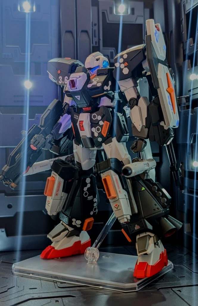 ~プロローグ~宇宙世紀0097年。ラプラス事変後、ミネバ・ラオ・ザビ一党はユニコーンガンダム1号機、地球連邦軍は2号機 バンシィ・ノルンというそれぞれが保有する「シンギュラリティ・ワン」を提出。双方の監査人立ち会いのもとに解体・封印し、サイコフレーム研究、製造も禁止する協定を結んだはずだった。しかし、実際には極秘裏にサイコフレームの研究が継続され、複数の組織が「協定違反」を承知でサイコフレームを搭載した機体・新技術を戦場に登場させていた。その組織の中でも「袖付き」と呼ばれていたネオ・ジオン残党の別勢力は使われていない辺境の廃棄コロニー等を占拠し、サイコフレームの生産拠点としていた。地球連邦軍はこのネオ・ジオン残党を危険視し、生産拠点の制圧とネオ・ジオン残党の殲滅に日々明け暮れていた…。その最中地球連邦軍第61艦隊所属のマルコム・ボーグマン中佐率いる第3.6MS特務小隊「ミルク小隊」にとある辺境の廃棄コロニーに偽装された輸送船が出入りしているとの情報が入る…。~第61艦隊ミーティングルーム~マルコム「集まったな、貴様ら。今回は久しぶりの大仕事かもしれん。先ずはこの映像を観てくれ。」マルコム「この映像に写っているのは、L925ポイントの廃棄コロニーだ。0090年辺りから稼働してないはずのコロニーだが、ここ数ヶ月で何度も輸送船が出入りしている。」マルコム「それと偵察機の山越えカメラが捉えた映像に何機かのネオ・ジオン製MSの推進剤の光も確認できている。恐らくネオ・ジオン残党がこの廃棄コロニーを根城にして輸送船で何らかの物資を搬入しているようなのだ。」マルコム「先日この廃棄コロニーに連邦軍の先遣隊が偵察に出たが、コロニーに到達する前に全滅させられている…。」カイン「ひぇ~、マジかよ。」ミルク「ボス、その何らかの物資というのは?」マルコム「うむ…。恐らく私の勘が正しければサイコフレーム製造のための物資だろうな。」カイン「サイコフレームって…たしか研究も製造も禁止の協定が結ばれてたはずだよな?」マルコム「まぁ協定なんてのは表向きだけの話というわけだ。裏ではネオ・ジオン残党みたいな連中がコソコソやっているということだろう。」キクリ「どちらにしろキナ臭いことに変わりないですわね。」マルコム「その通りだ。例えサイコフレームではなかったにしろ、ここは限りなく”黒”だ!貴様らにはこの廃棄コロニーの制圧と敵勢力の殲滅を命じる。」マイト「…ボク達だけで制圧するんですか?」マルコム「応援を出してやりたいのは山々なんだがな…。正規部隊は先日の先遣隊の全滅騒ぎで及び腰なのだ。すまんが、今回はミルク小隊のみで行ってもらう。」ミルク「いつもの”汚れ仕事”だ、マイト!」マイトの肩を叩くミルク。マイト「はい。みんなが一緒なら大丈夫ですよね!」ペロ「マイト、シンパイナイ!ペロモイル!」マイト「ありがとう、ペロ」マルコム「一月ほどヤツらを泳がせて様子を見たい。作戦決行は1ヶ月後だ!それまでに貴様らには制圧作戦用のMSを新調してもらう。調達資金については気にするな。このクレジット端末に軍宛でツケておけ。」カイン「マジかよぉ!?太っ腹だなぁ、ボス!」マルコム「フフン、こんなときのために連邦高官の弱みを握っているということだ。」キクリ「良かったですわね~、隊長。前回の任務でムチャしたから隊長のジムIIIほとんど大破してましたものね?笑」ミルク「う、うるさい!余計なことを言うな、キクリ!」マルコム「なんだ、ミルク。また機体を壊したのか?今回は大仕事だ。頑丈な機体を用意しておけよ。」ミルク「…は、はっ!ボス、お任せください。」マルコム「では作戦は1ヶ月後の0800時にL925ポイントにて決行する。解散!」~艦内休憩室~カイン「でもよ~MSを一から新調するって当てはあるのかよ、隊長~」キクリ「アナハイムにでも頼むんですの?個人では相手にもしてもらえなさそうですけど。」ミルク「そこは大丈夫だ。前から目を付けていた月のフォン・ブラウンにある世界最大の兵器闇市…「いえろーさぶま〇ん」に行ってみよう!」マイト「月にそんな闇市があるんですか!?」ミルク「あぁ。噂レベルの話かと思っていたんだか、どうやら実在するらしい…」キクリ「あ、怪しすぎますわ…」カイン「まーでも他に当てがないなら行ってみるしかないよなぁ、隊長?」ミルク「だな!とりあえず1ヶ月時間があるが、今すぐに出発しよう。」