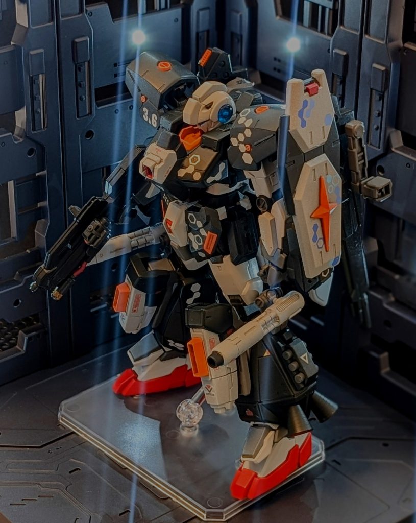 ~闇市「いえろーさぶまり〇」~スペースランチで月へと到着したミルク小隊一行。闇市に行くためにはフォン・ブラウン市を経由し裏道的な専用航路を通らねばならない。闇市は会員制でありある程度の前金をネット経由で払わなければ入場できない仕組みになっている。ミルク「ここがいえろ〇さぶまりんか…」キクリ「なんだか怪しい連中がウヨウヨしてますわね…大丈夫ですの?」ペロ「ペロノトモダチ、イッパイ!ペロ♪」マイト「わぁ!ホントだ、ハロがたくさんいるね!」カイン「すげぇな!ペットロボットに…あそこにあるのMAか?何でも揃ってるぜ!」ミルク「思った以上に広いな…。とりあえずいろいろ見て回るしかないか。」???「…おんやぁ、アンタ!ミルクの旦那じゃないですかぃ!?」声を掛けられ振り返ると、そこには小太りで出っ歯の男が立っていた。ミルク(げっ!コイツは出っ歯の武器商人!コイツに関わるとロクな目にあった試しがない疫病神!)ミルク「よ、よぉ…。久しぶりだな、出っ歯」キクリ(…誰ですの?この汚い出っ歯。)ヒソヒソミルク(いや…コイツとは腐れ縁でな)ヒソヒソ出っ歯「もしかして旦那ぁ…MSをお探しなんじゃないんですかぃ?ニタァ」マイト「あ、そうなんです。ボク達新しいMSを探しに…」ミルク(マイトォーッ!!余計なことを言うんじゃない!!)出っ歯「…ほーぅ、なら一度あっしのMSガレージ覗いてみてくだせぇ。お力になれるかもしれやせんぜ。ニヤニヤ」カイン「なぁ隊長!当てもないんだし、1度このおっさんのとこで見せてもらおうぜ!」ミルク「…うーむ。(物は試しか…鬼が出るか蛇が出るか…)わかったよ、とりあえず見るだけな!」出っ歯「なら早速行きやしょう!ところでどんなMSをお探しで?」出っ歯に連れられ小型艇に乗り込むミルク小隊。ミルク「実はかくかくしかじかで…」出っ歯「な~るほど、重火器の一斉射に耐えられる頑丈な機体ねぇ~」出っ歯「それなら心当たりがありやすぜ。あそこの83番倉庫の”ジーライン”なんかどうでしょう?」ミルク「ジーライン?聞いたことない機体だな。」出っ歯「そりゃ無理もありませんぜ、旦那。ジーラインはガンダムの量産機として少数生産されたMSですからねぇ」出っ歯「性能を重視したために高コストになっちまって代わりにジムが量産されたって流れですなぁ」ミルク「…なんでそんな貴重なMSをお前が持ってんだよ…」出っ歯「あっしが保有してるのはあくまでレプリカ品ですぁ。”セカンド・ロットシリーズ”って言って、連邦とかジオンの技術者が金欲しさに闇市に設計図を横流しするんですぁ!」出っ歯「その設計図を元にあっしみたいな武器商人やジャンク屋連中が組み上げたMS郡のことを”セカンド・ロットシリーズ”って呼んでますぁ。」キクリ「それ大丈夫ですの!?ただのガラクタじゃ…」出っ歯「そこは安心してくだせぇ、お嬢さん。ここは世界最大の兵器闇市いえろー〇ぶまりん。金さえ積めば技術だって買えますぜぇ。」出っ歯「とくにあっしのとこで造ったMSは性能で言えば現用機にだって遅れをとりませんぜぇ、ガハハ!」カイン「それにしてもここ一帯のガレージ全部おっさんのかよぉ!すげぇ数のMSだな!」出っ歯「あっしはこの辺では1番の武器商人ですからねぇ。ここの他にも同じくらいの広さのガレージを2つ保有してますぁ!」カイン「マジかよwハンパねぇな!なぁ~隊長、ここで俺たちのMS探そうぜ?」ミルク「う、うーむ…。(この出っ歯のペースにまんまと乗せられてる…)とりあえずジーラインとやらを早く見せろ、話はそれからだ!」